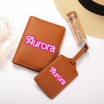 Étiquette de Bagage ou Couverture Passeport Personnalisée avec Nom Style Poupée Rose Cadeau Anniversaire Noël pour Amoureux de Voyage