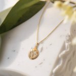Collier Médaillon Gravé Personnalisé avec Photo Texte 1-4 Fleurs de Naissance Cadeau de Fête des Mères pour Femme