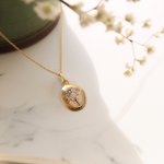 Collier Médaillon Gravé Personnalisé avec Photo Texte 1-4 Fleurs de Naissance Cadeau de Fête des Mères pour Femme