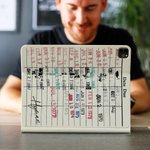Gepersonaliseerde Retro Bibliotheek Datum Verschuldigd Kaart Ontwerp Hoesje voor iPad met Potloodhouder Verjaardagscadeaus voor Boekenliefhebbers Leze