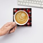 Sous-verre personnalisé Buffalo Plaid Snowflakes avec initiale et nom Lot de 2 Cadeau de pendaison de crémaillère pour la famille