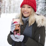 Personalisierte Rosa Floral Highland Cow 20oz Skinny Becher mit Namen Weihnachtsgeschenk für Frauen Mädchen Highland Cow Lover