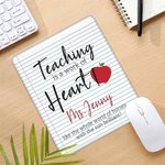 Personalisierte Lehre ist ein Werk des Herzens Mauspad mit Namen und Text Büro Dekoration Thanksgiving Geburtstag Geschenk für Lehrer