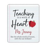 Personalisierte Lehre ist ein Werk des Herzens Mauspad mit Namen und Text Büro Dekoration Thanksgiving Geburtstag Geschenk für Lehrer