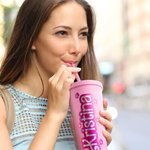 Gepersonaliseerde herbruikbare roze pop geïnspireerde 24oz Tumbler met deksel riet Holografische sticker naam beker verjaardagscadeau voor haar