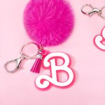 Personalizado rosa y blanco de piel esponjosa Pom Pom llavero bolso encanto con la inicial de moda y borlas de cumpleaños de regalo de vacaciones para