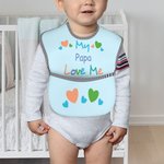Spersonalizowany wodoodporny śliniak dla niemowląt Somebody Loves Me z kieszonką i regulowanym zapięciem na krawat Prezent na prysznic dla niemowląt