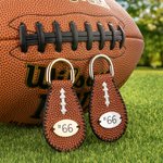 Gepersonaliseerde dubbelzijdige voetbal sleutelhanger met nummerplaat Lederen tas tag sport thema accessoire geschenk voor voetballer sportliefhebber