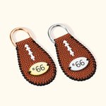 Gepersonaliseerde dubbelzijdige voetbal sleutelhanger met nummerplaat Lederen tas tag sport thema accessoire geschenk voor voetballer sportliefhebber