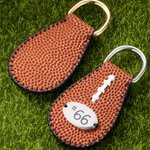 Gepersonaliseerde dubbelzijdige voetbal sleutelhanger met nummerplaat Lederen tas tag sport thema accessoire geschenk voor voetballer sportliefhebber