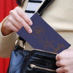 Spersonalizowane skórzane etui na okulary Birth Flower Squeeze Top z imieniem i nazwiskiem Urodzinowe prezenty dla druhny dla przyjaciela rodziny