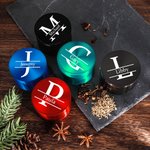 Personlig tobakskvarn för örtkryddor Monogram Metallkross med nätsikt och miniskrapa Present för tobaks- och kryddälskare