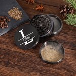 Personlig tobakskvarn för örtkryddor Monogram Metallkross med nätsikt och miniskrapa Present för tobaks- och kryddälskare