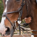 Personalisierte Sattel Herzform geschnitzt Anhänger Quaste Reitsport Schmuck Pferd Reiten Zubehör mit Text Geburtstag Weihnachtsgeschenk für Pferdeliebhaber