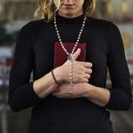 Collier Femme Personnalisé avec Photo Perles de Rosaire Pendentif Croix Cadeau Commémoratif