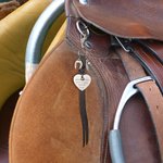 Personalisierte Sattel Herzform geschnitzt Anhänger Quaste Reitsport Schmuck Pferd Reiten Zubehör mit Text Geburtstag Weihnachtsgeschenk für Pferdeliebhaber