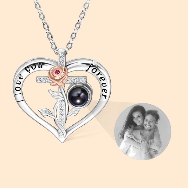 Collana di proiezione fotografica personalizzata con croce rosa a forma di cuore microintagliata Regalo di compleanno e anniversario per la donna