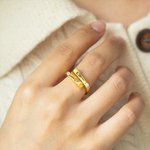Anello personalizzato con due fiori di nascita e testo inciso Regalo di compleanno e anniversario per le donne