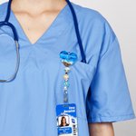 Enrouleur de badge en acrylique rétractable et perlé personnalisé Coeur de l'océan Cadeau d'anniversaire pour infirmière Médecin