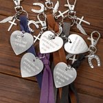 Personalisierte Sattel Herzform geschnitzt Anhänger Quaste Reitsport Schmuck Pferd Reiten Zubehör mit Text Geburtstag Weihnachtsgeschenk für Pferdeliebhaber