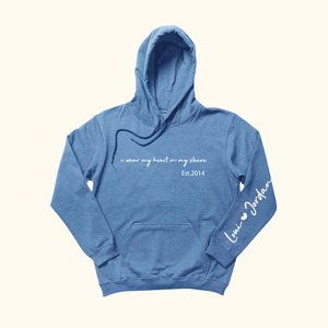 Felpa con cappuccio personalizzata I Wear My Heart On My Sleeve con nome, regalo per la madre e la nonna