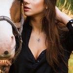 Collana personalizzabile a forma di cuore con ragazza e cavallo regalo ideale di compleanno e anniversario per donne ed amanti dei cavalli