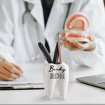 Gepersonaliseerde molaar vaas tand planter tandheelkundige pen houder Desk Decor met titel en naam Office Graduation Gift voor tandarts mondhygiënist
