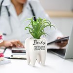 Gepersonaliseerde molaar vaas tand planter tandheelkundige pen houder Desk Decor met titel en naam Office Graduation Gift voor tandarts mondhygiënist