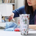 Henkilökohtainen ompelu teema Food Grade 20oz Tumbler kansi syntymäpäivä äitienpäivä lahja äidille ompelu rakastaja