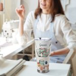Spersonalizowany kubek z pokrywką z motywem szycia 30 uncji Zakrzywiony kubek z pokrywką Prezent urodzinowy na Dzień Matki dla Matki Miłośniczki Szycia
