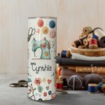 Gepersonaliseerd naaien thema Food Grade 20oz Skinny Tumbler met deksel en rietje schoonmaakborstel Verjaardag Moederdag cadeau voor moeder naailiefhe