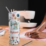 Gepersonaliseerd naaien thema Food Grade 20oz Skinny Tumbler met deksel en rietje schoonmaakborstel Verjaardag Moederdag cadeau voor moeder naailiefhe