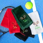 Gepersonaliseerde sporthanddoek met geborduurde naam en tennisracketmotief cadeau voor tennisspelers coaches en tennisliefhebbers