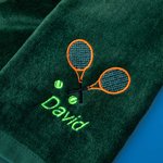Gepersonaliseerde sporthanddoek met geborduurde naam en tennisracketmotief cadeau voor tennisspelers coaches en tennisliefhebbers