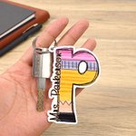 Portachiavi in acrilico personalizzato con iniziale e nome, stile matita di Graffiti.