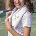 Gepersonaliseerde sporthanddoek met geborduurde naam en tennisracketmotief cadeau voor tennisspelers coaches en tennisliefhebbers