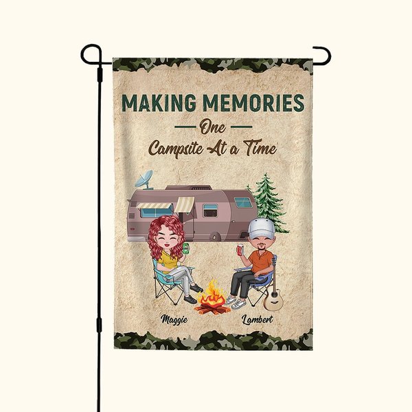 Bandiera da giardino personalizzata Making Memories One Campsite at a Time Regalo per coppie di campeggiatori