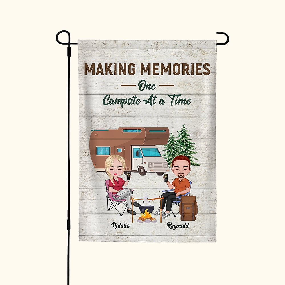 Personalisierte Making Memories One Campsite at a Time Garden Flag Geschenk für Paar