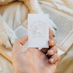 Tampon de Gaufrage Personnalisé avec Nom et Motif Chien ou Chat Style Lune et Étoiles Poignée Noire Cadeau Anniversaire pour Amateur de Lecture