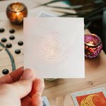 Tampon de Gaufrage Personnalisé avec Nom et Motif Chien ou Chat Style Lune et Étoiles Poignée Noire Cadeau Anniversaire pour Amateur de Lecture