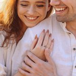 Anello promessa personalizzato con pietra di nascita a doppio cuore e testo inciso Regalo di San Valentino per lei