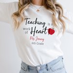 Personlig Teaching Is A Work Of Heart Flerfarget T-skjorte Sweatshirt med navn og tekst Læreroppskattning Julegave til lærer