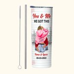 Personalizzato You & Me We Got This 20oz Skinny Tumbler con nomi e coperchio Cannuccia Spazzola Regalo di San Valentino per l'anniversario della coppi