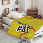 Personalisierte Softball gelbe Fleecedecke mit Namen und Nummer Geburtstagsgeschenk für Softball-Liebhaber