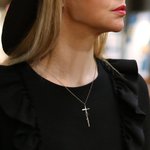 Personligt korshalsband med namn i sterlingsilver konfirmationspresent tjej guld silver roséguld unik gåva namnhalsband