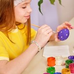 Personalizada linda perla de cuentas nombre de estiramiento pulsera con el encanto del conejito de Pascua regalo de cumpleaños para los niños