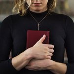 Personligt korshalsband med namn i sterlingsilver konfirmationspresent tjej guld silver roséguld unik gåva namnhalsband