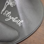 Tapis de Souris Personnalisé avec Nom et Fleur de Naissance Tapis en PU avec Repose-Poignet Accessoire de Bureau Cadeau pour Ami Collègue