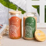 Vaso de cristal con pajita y bambú personalizado con el nombre de la vaca de las tierras altas multicolor Regalo de cumpleaños para los amantes de las