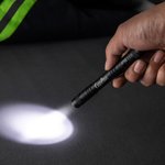 Spersonalizowana metalowa latarka LED z imieniem i nazwiskiem Wodoodporna latarka pierwszej pomocy wielokrotnego użytku Prezent dla funkcjonariusza policji i entuzjastów outdooru